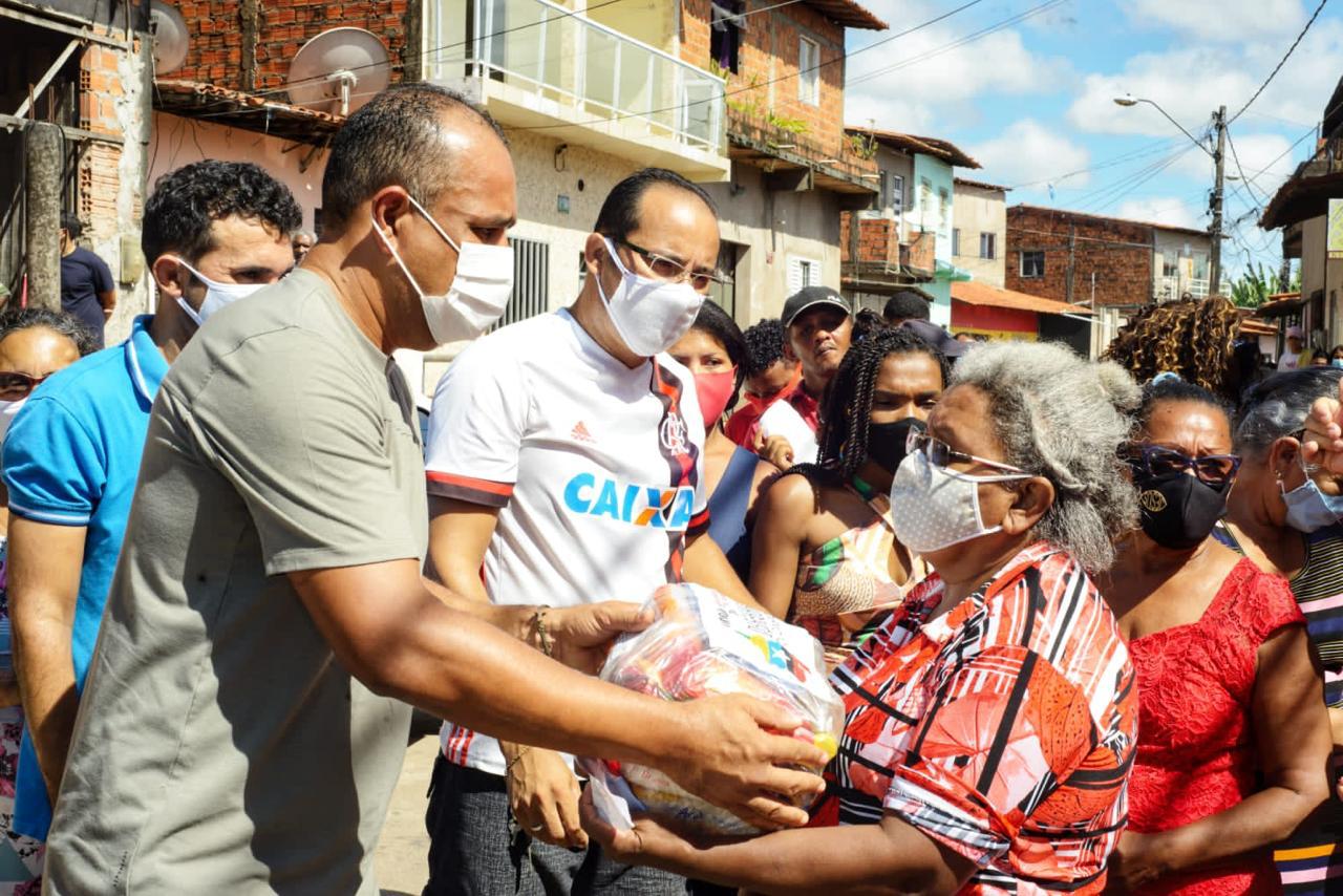 Deputado Roberto Costa realiza entrega de cestas básicas nos bairros de São Luís