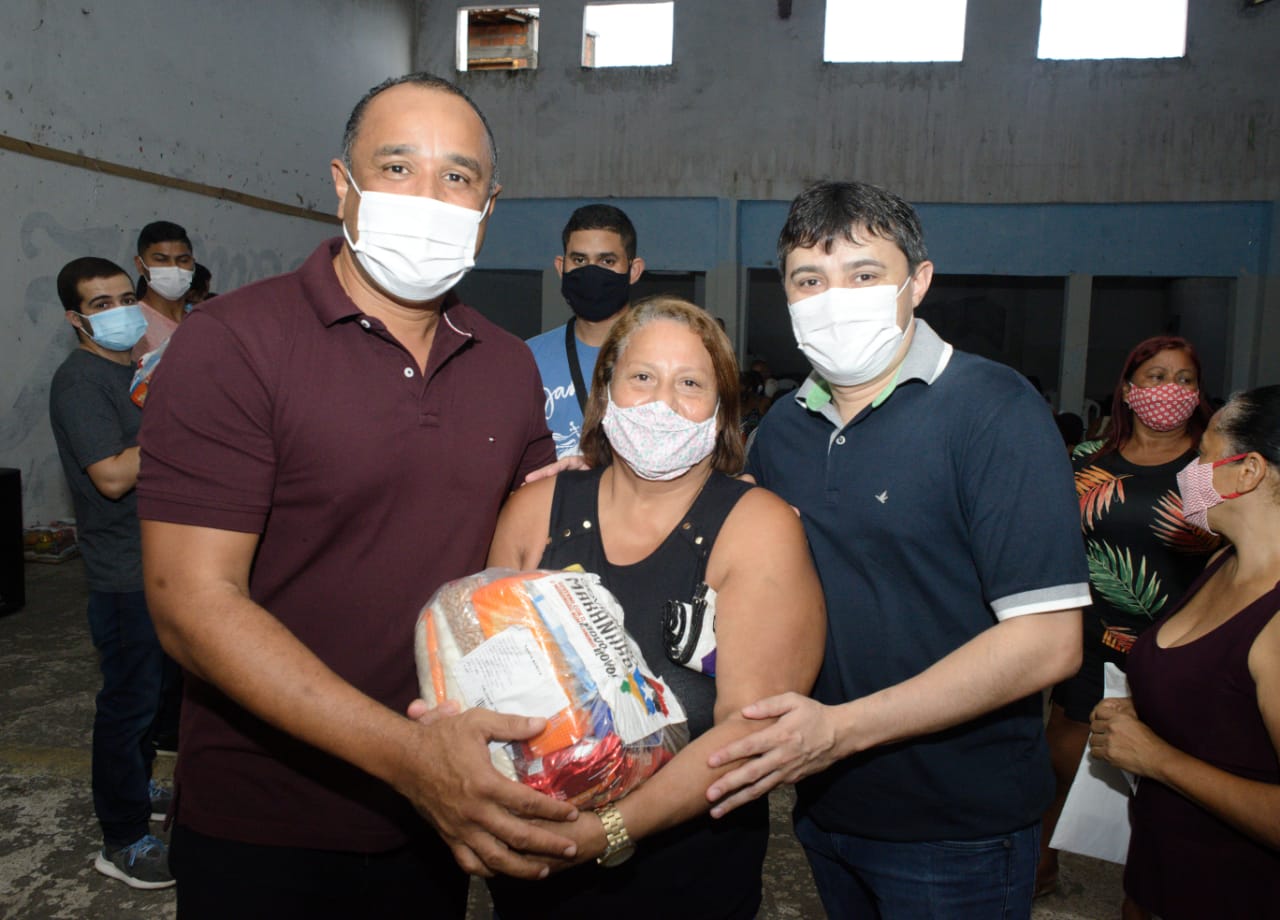 Deputado Roberto Costa realiza mais uma entrega de cestas básicas: dessa vez no bairro do Codozinho