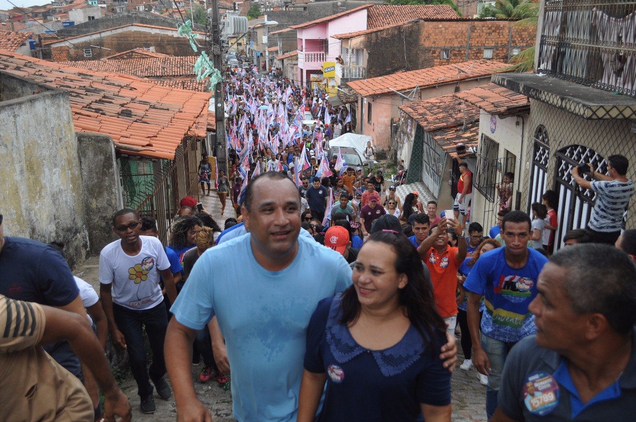 Roberto Costa arrasta multidão na grande Região da Madre Deus, durante caminha neste domingo