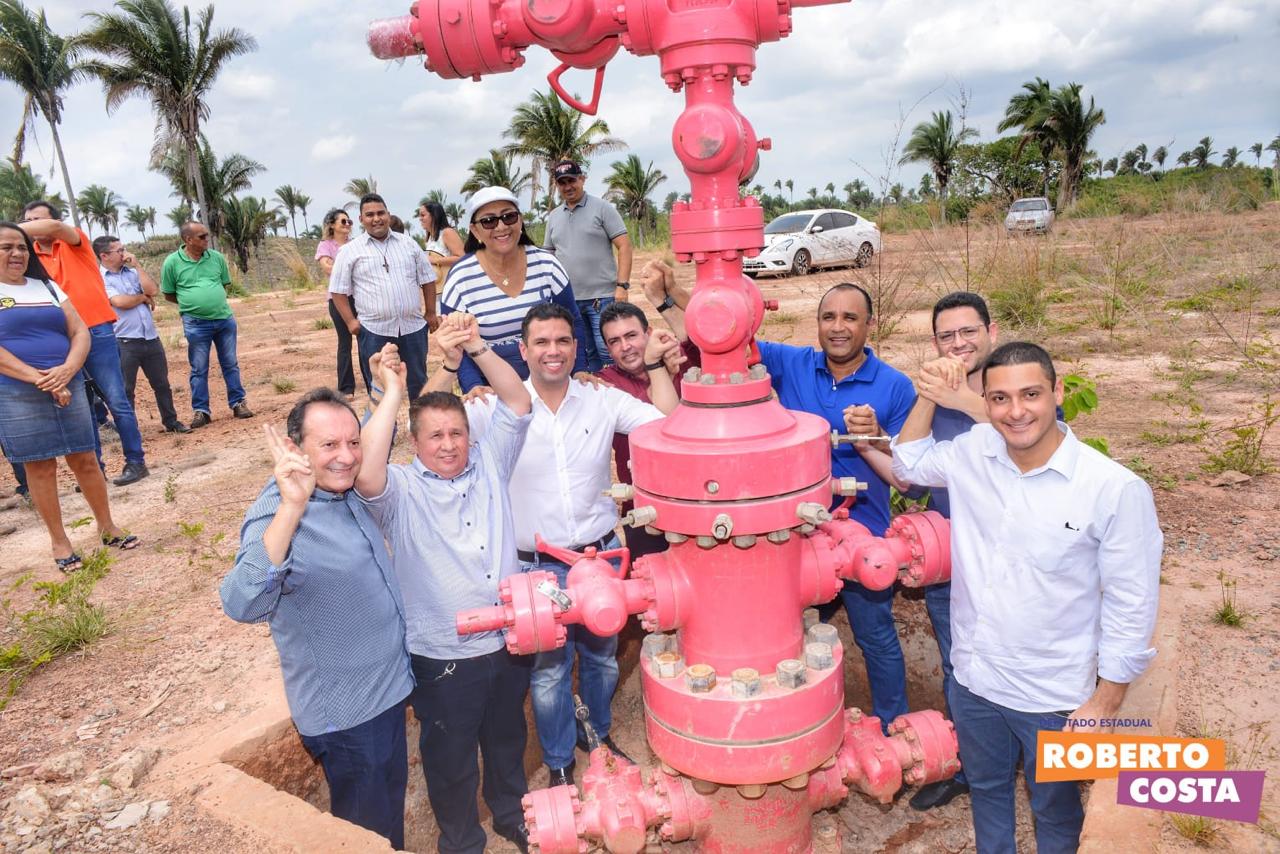 JUNTOS PELO GÁS NATURAL Deputado Roberto Costa e o prefeito Edvan Brandão reúnem-se com comitiva de deputados para conhecerem o poço de Gás Natural em Bacabal